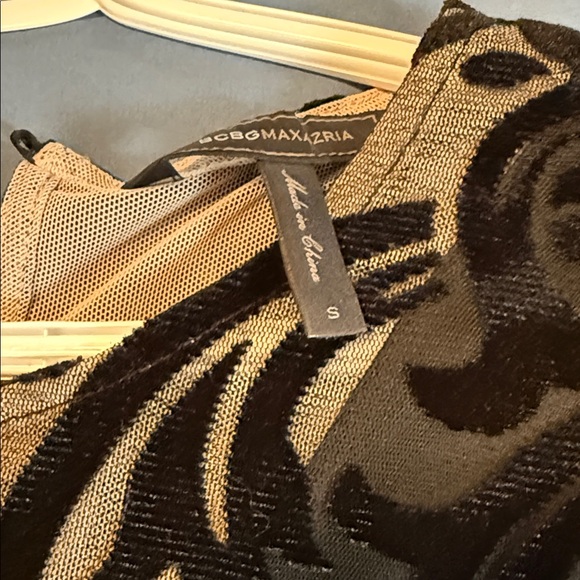 Elegant BCBG Black Velvet Patterned Top - Picture 4 of 5